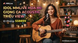 Banner hồ sơ Idol cover nhạc MMLive Họa Mi, ID phòng 558899. Hình ảnh nữ streamer xinh đẹp đang ôm đàn guitar acoustic mỉm cười trước micro trong không gian ấm cúng, kèm dòng chữ 'Giọng ca acoustic triệu view' và tên miền mmlive8.jp.net.